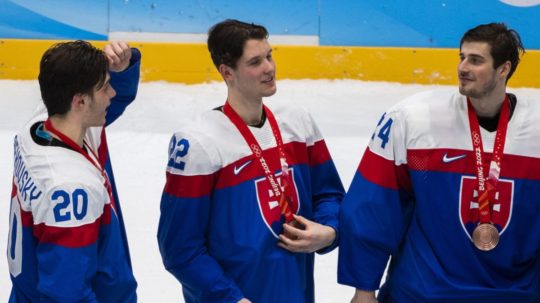 Slovenskí hokejisti po zápase o bronz na ZOH 2022 v Pekingu.