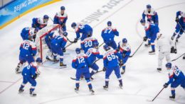Na snímke hráči Slovenska pred zápasom základnej C-skupiny hokejového turnaja mužov Lotyšsko - Slovensko na ZOH 2022 v Pekingu.
