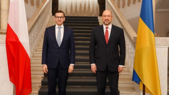 poľský premiér Mateusz Morawiecki (vľavo) a jeho ukrajinský náprotivok Denys Šmyhal