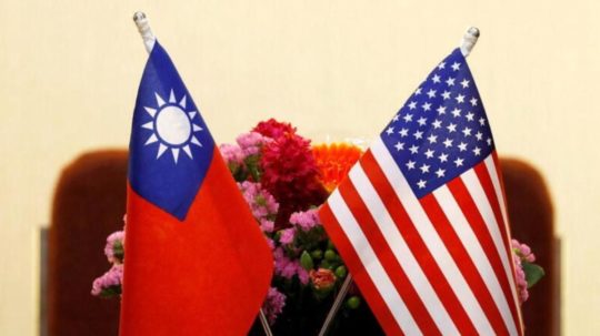 Na snímke vlajky Taiwanu a USA.