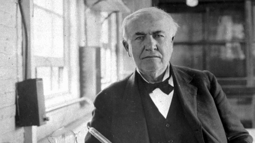 Thomas Edison je patentovým rekordérom, vynašiel fonograf a zdokonalil žiarovku