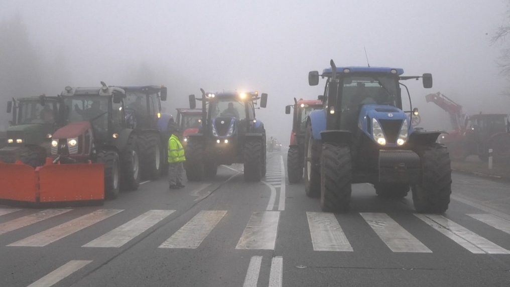 Nespokojní poľnohospodári zablokovali cestu do Košíc