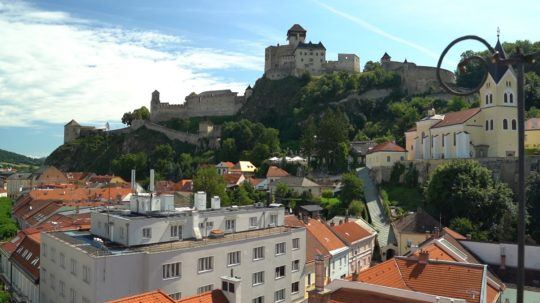 Pohľad na mesto Trenčín a Trenčiansky hrad.