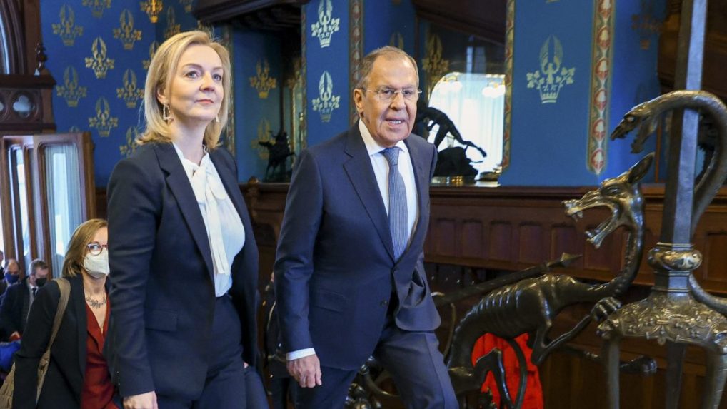 Lavrov odmietol vyhrážky a ultimáta počas stretnutia s Trussovou