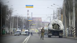 Ukrajinský vojak stojí na ceste vedľa vojenského vozidla v priemyselnom meste Kramatorsk v Doneckej oblasti na východe Ukrajiny.