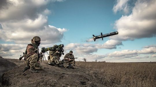 Ukrajinskí vojaci používajú odpaľovacie zariadenie s americkými raketami Javelin počas vojenských cvičení v Doneckej oblasti na východe Ukrajiny