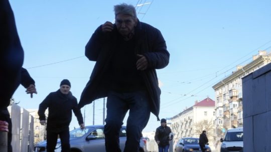 Ľudia sa utekajú schovať počas ostreľovania Kyjeva na Ukrajine