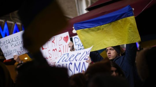 protest s ukrajinskou vlajkou