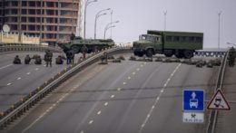 Ukrajinskí vojaci zaujali pozície na moste v Kyjeve počas druhého dňa ruskej invázie na Ukrajine
