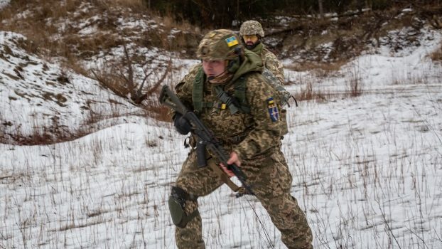 Ukrajinskí civilisti trénujú, aby v prípade potreby vedeli brániť svoju krajinu.