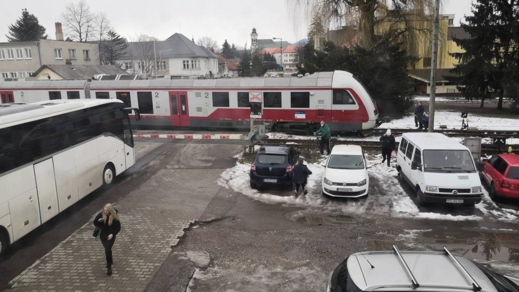 V Prievidzi sa vykoľajil vlak, neprejazdnosť môže trvať aj 10 hodín