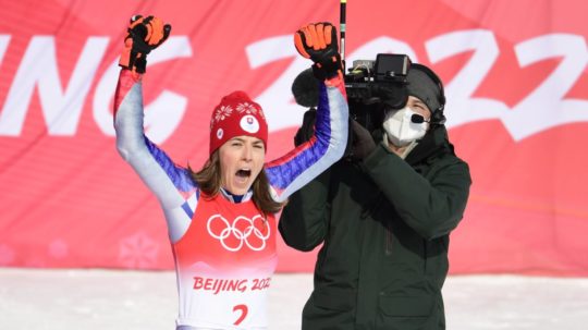 slovenská lyžiarka Petra Vlhová oslavuje v cieli po tom, ako získala zlato v 2.kole slalomu žien v alpskom lyžovaní na ZOH 2022 v Pekingu