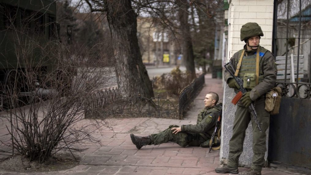 Raketa zasiahla obytný dom v meste Černihiv, v Kyjeve počuť výbuchy