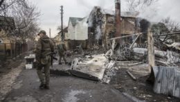 Ukrajinskí vojaci pri vraku lietadla v Kyjeve