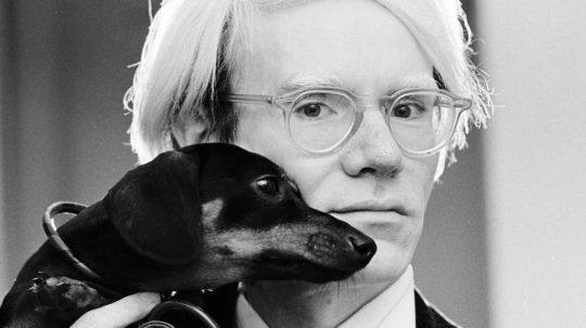 Andy Warhol a jeho jazvečík Archie.