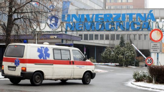 Na snímke záchranka prichádza do Univerzitnej nemocnice L. Pasteura v Košiciach.