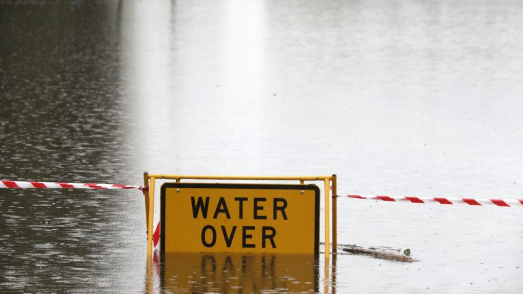 Záplavy v Austrálii zastavili diaľkovú dopravu, viazne aj zásobovanie