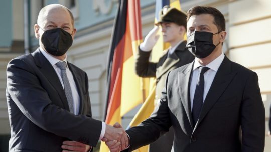 Nemecký kancelár Olaf Scholz (vľavo) a ukrajinský prezident Volodymyr Zelenskyj.