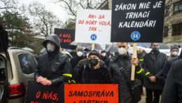 ZMOS protestuje v Bratislave proti nezáujmu vlády i prijímanej legislatíve.