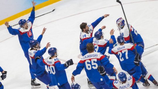 Slovenskí hokejisti sa tešia po zisku bronzu na ZOH 2022 v Pekingu.
