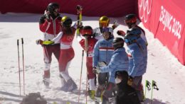 Rakúski lyžiari sa tešia zo zlata z tímovej súťaže na ZOH 2022 v Pekingu.