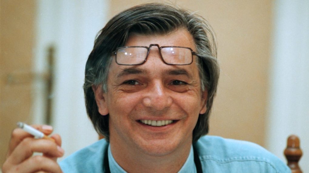 Na archívnej snímke Jiří Bartoška s cigaretou v ruke v roku 1994.