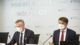 Na snímke štátny tajomník ministerstva financií SR Marcel Klimek a riaditeľ Inštitútu finančnej politiky Juraj Valachy.