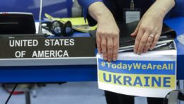 Lepenie plagátu Dnes sme všetci Ukrajina počas rokovania Výbor guvernérov Medzinárodnej agentúry pre atómovú energiu