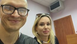Ruská novinárka Marina Ovsiannikovová so svojím právnikom na súde v Moskve.