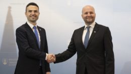 Na snímke slovinský minister obrany Matej Tonin a vpravo minister obrany SR Jaroslav Naď.
