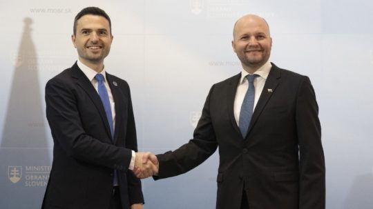 Na snímke slovinský minister obrany Matej Tonin a vpravo minister obrany SR Jaroslav Naď.