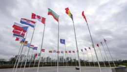 Na snímke vlajky členských štátov NATO.