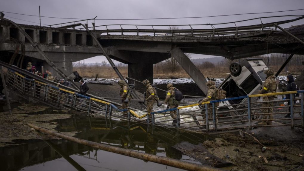 Rusi sa snažia zastaviť protiútoky Ukrajincov ničením mostov, tvrdí ukrajinská armáda