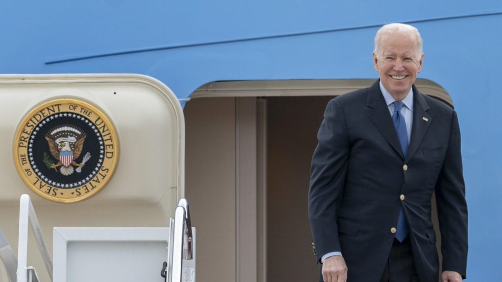 Americký prezident Joe Biden nastupuje do Air Force One smer Európa.