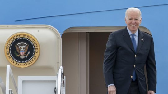 Americký prezident Joe Biden nastupuje do Air Force One smer Európa.