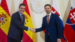 Na snímke španielsky premiér Pedro Sánchez a predseda vlády SR Eduard Heger.