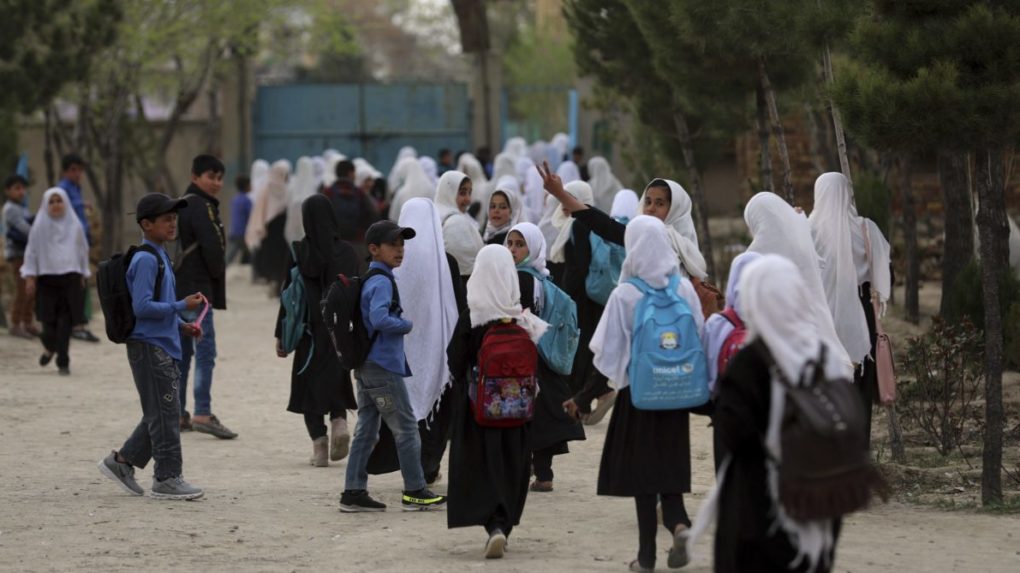 Šéfky diplomacie žiadajú Taliban, aby zaistil prístup dievčat k vzdelávaniu