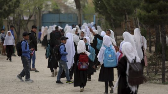 Na archívnej snímke afganské študentky odchádzajú zo základnej školy v Kábule.