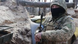 ukrajinský vojak vojak s puškou v zákopoch