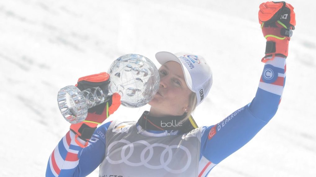 francúzska lyžiarka Tessa Worleyová pózuje s malým glóbusom za hodnotenie disciplíny po obrovskom slalome žien
