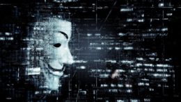 maska typická pre hekerskú skupinu Anonymous