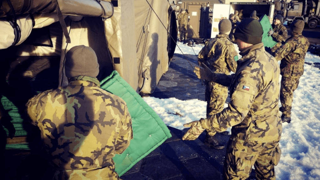 Českí vojaci postavili pri Liptovskom Mikuláši stany pre utečencov