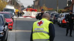 Na snímke miesto, kde auto narazilo do skupiny ľudí v Belgicku.