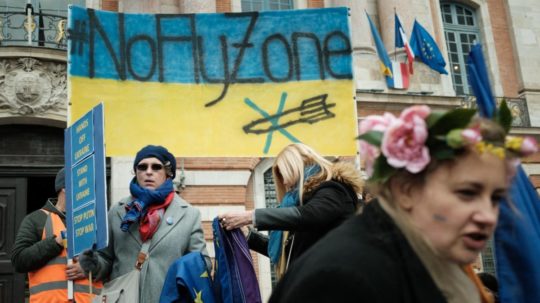 Na ilustračnej snímke demonštranti vo Francúzsku s plagátmi požadujúcimi vyhlásenie bezletovej zóny nad Ukrajinou.