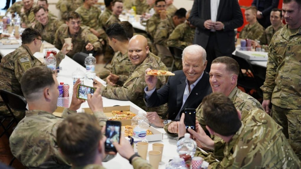 Biden navštívil amerických vojakov v Poľsku, poďakoval im za ich službu