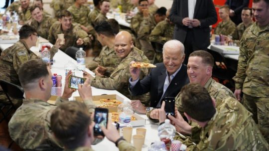 Americký prezident Joe Biden navštívil amerických vojakov v Poľsku.