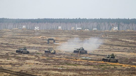 Obrnené vozidlá počas spoločného vojenského cvičenia bieloruskej a ruskej armády.
