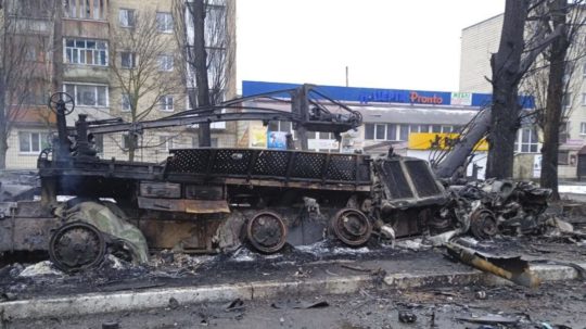 Pohľad na veľké škody v rezidenčnej oblasti po ruskom leteckom útoku v Borodjanke.