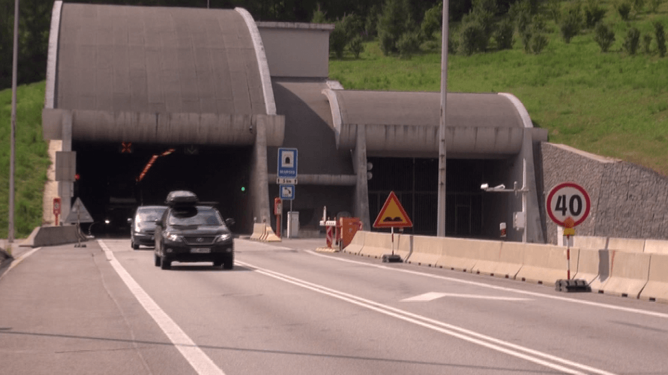 Pre nehodu je obojsmerne uzavretý tunel Branisko