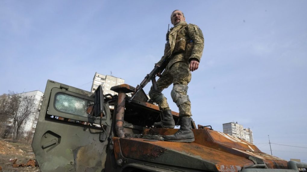Boje pri Kyjeve a Černihive pokračovali napriek prísľubu Rusov, tvrdia Ukrajinci